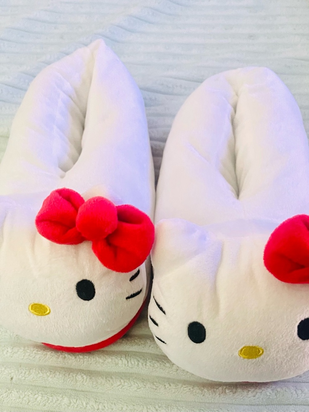 NWOT Hello Kitty Plush House Slippers Red Bow Cozy Indoor Slippers